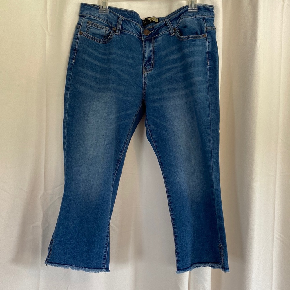Suzanne Betro Denim blue capris. Size 14 Inseam 20” Like new.